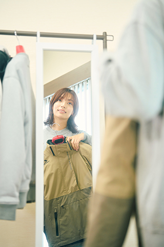 コーヒーを片手に、出発の気分を整える。02