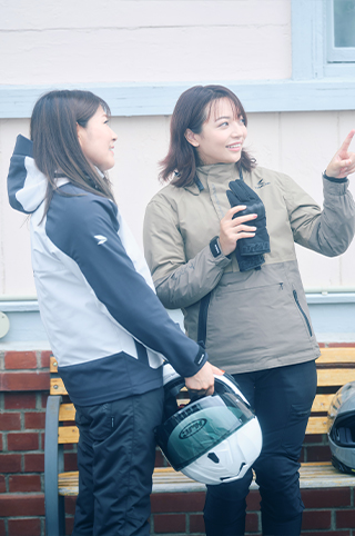 バイクの音に気づいて振り向くと友人の笑顔。02