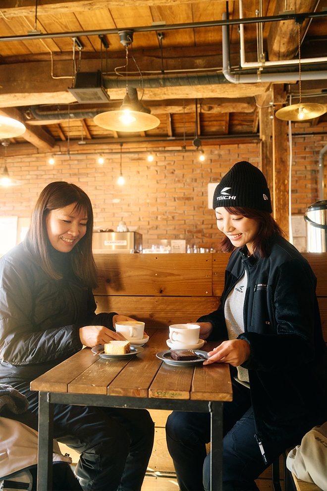 静かなカフェで過ごす、旅の終わりのひととき。01